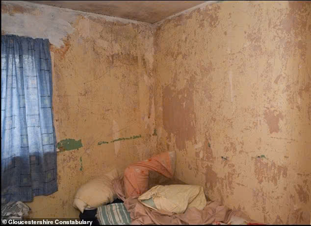 Người phụ nữ bị nhốt như nô lệ 25 năm trong căn phòng bẩn thỉu, manh mối giải cứu chính là mẩu giấy- Ảnh 2.