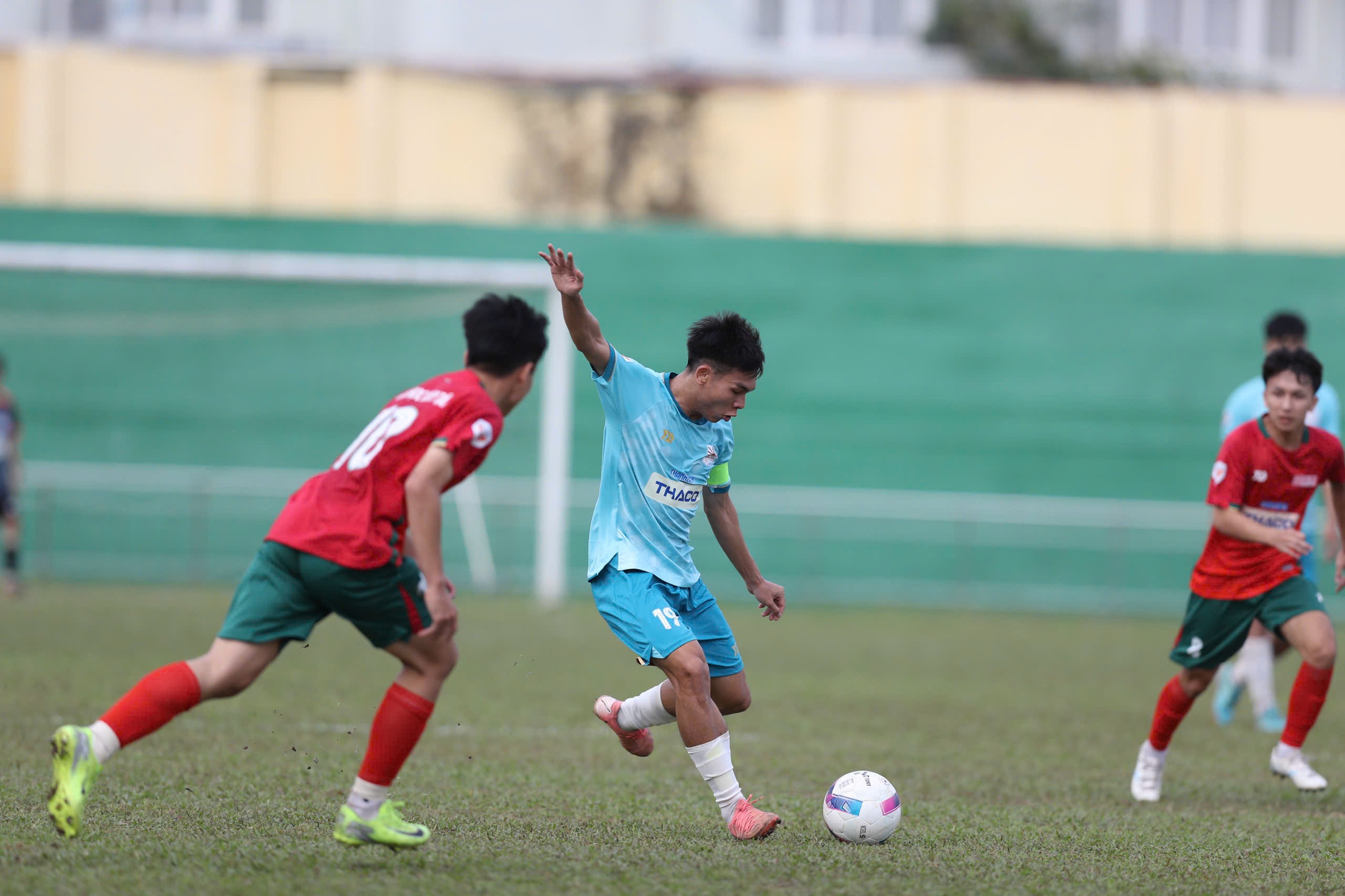 Ngày thi đấu cuối vòng loại Duyên hải miền Trung: Khán đài cực nóng, ‘mưa’ bàn thắng- Ảnh 3.
