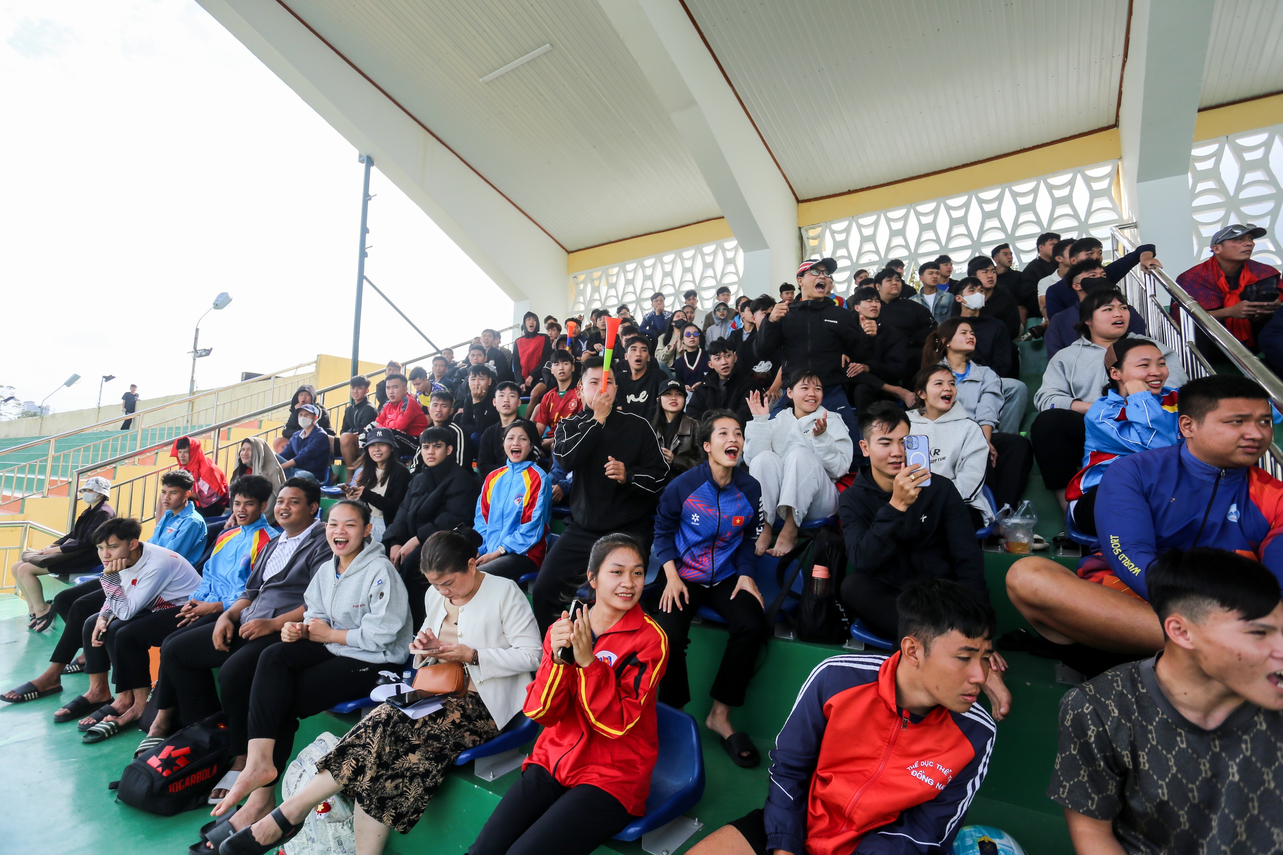 Ngày thi đấu cuối vòng loại Duyên hải miền Trung: Khán đài cực nóng, ‘mưa’ bàn thắng- Ảnh 4.