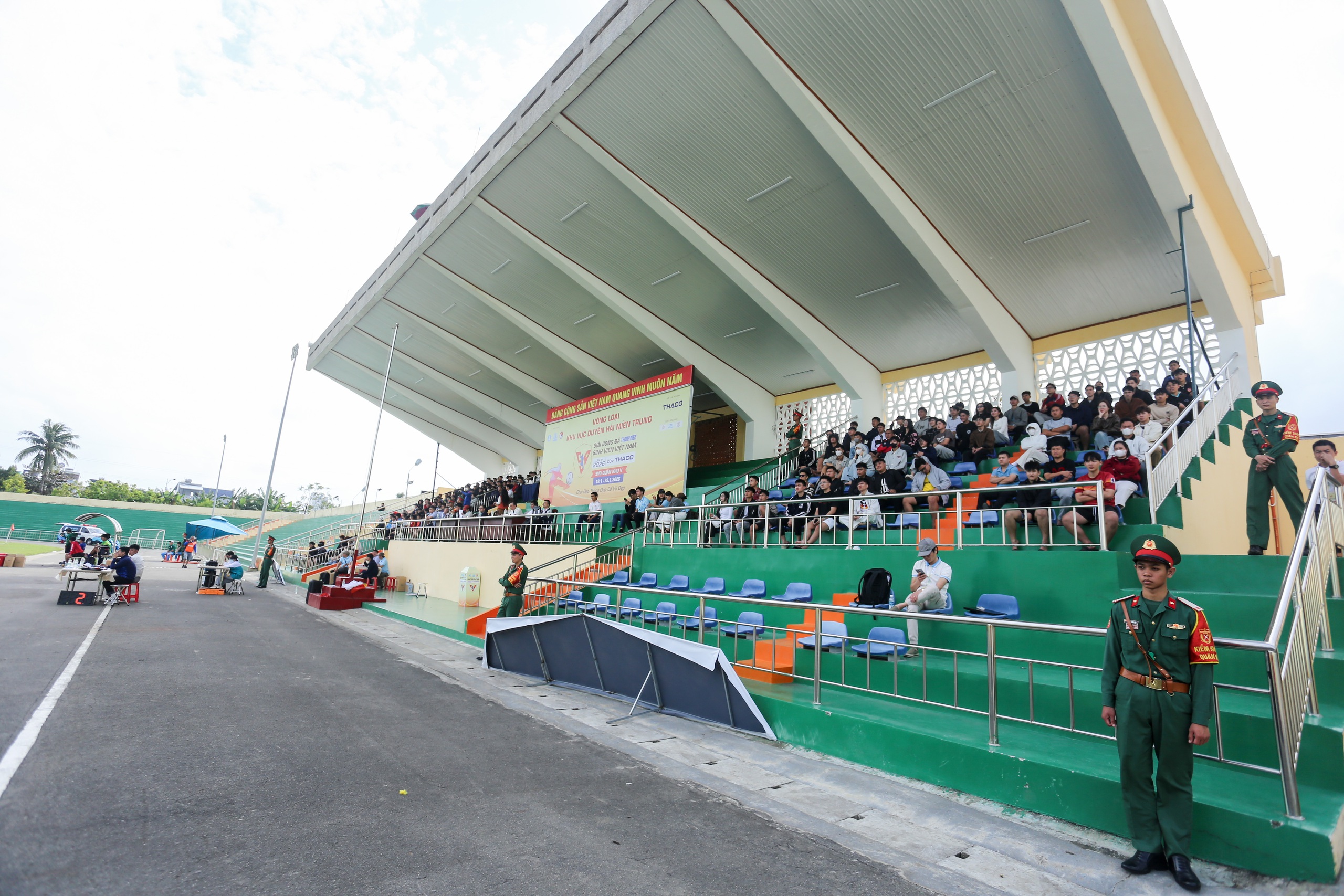 Ngày thi đấu cuối vòng loại Duyên hải miền Trung: Khán đài cực nóng, ‘mưa’ bàn thắng- Ảnh 7.