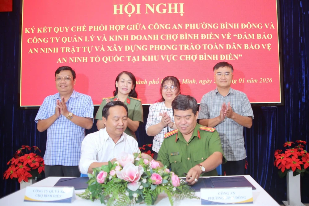 Lãnh đạo Công an phường Bình Đông và Công ty Quản lý, Kinh doanh chợ Bình Điền ký kết quy chế phối hợp, thống nhất các giải pháp đảm bảo an ninh trật tự, phòng ngừa tội phạm tại khu vực chợ Bình Điền. Ảnh: PHẠM HẢI z7457372032680_66a7d9d1fc967b9b342d1e0d0925dca8.jpg