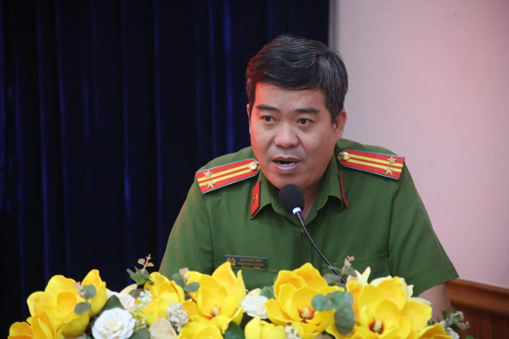 Trung tá Kiều Công Bình, Trưởng Công an phường Bình Đông phát biểu tại buổi lễ. Ảnh: PHẠM HẢI z7457341807732_4afb87ac88df18c087ad2307b857bf54.jpg