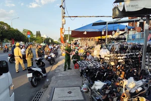 TP.HCM: Lập lại trật tự lòng đường, vỉa hè trên đường Phạm Văn Bạch