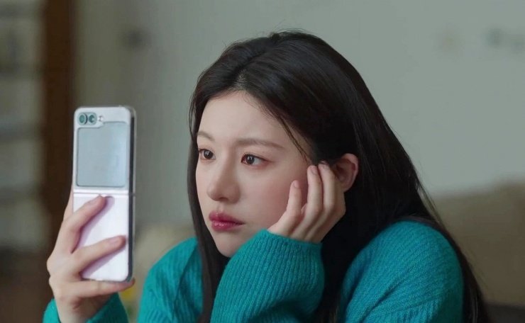 Tuy nhiên, sau đó Cha Mu Hee bị tai nạn trên phim trường gây chấn thương nửa năm, họ tiếp tục có cơ hội hợp tác trong chương trình Romance Trip. Những tình huống dở khóc dở cười xảy ra khi Mu Hee tham gia các sự kiện quốc tế, gặp gỡ đối tác nước ngoài. Ho Jin không chỉ chuyển ngữ mà còn phải “chữa cháy” cho những phát ngôn ngẫu hứng của nữ diễn viên. Qua thời gian, cả hai dần gỡ bỏ lớp phòng vệ, học cách thấu hiểu và nảy sinh tình cảm dành cho đối phương.