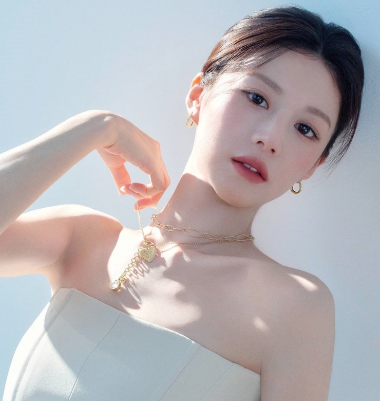 Đến năm 2025, với bộ phim Resident Playbook (Chuyện đời bác sĩ nội trú), phần ngoại truyện của siêu phẩm phim truyền hình Hospital Playlist, Go Youn Jung đã có được vai diễn nặng ký đầu tiên trong sự nghiệp. Vào vai bác sĩ nội trú khoa sản gặp nhiều áp lực nghề nghiệp và liên tiếp gặp vấn đề với các bệnh nhân, Go Youn Jung đã phá vỡ định kiến cô chỉ là bình hoa di động, chỉ có nhan sắc, tài năng kém cỏi từ khi mới bước chân vào diễn xuất.