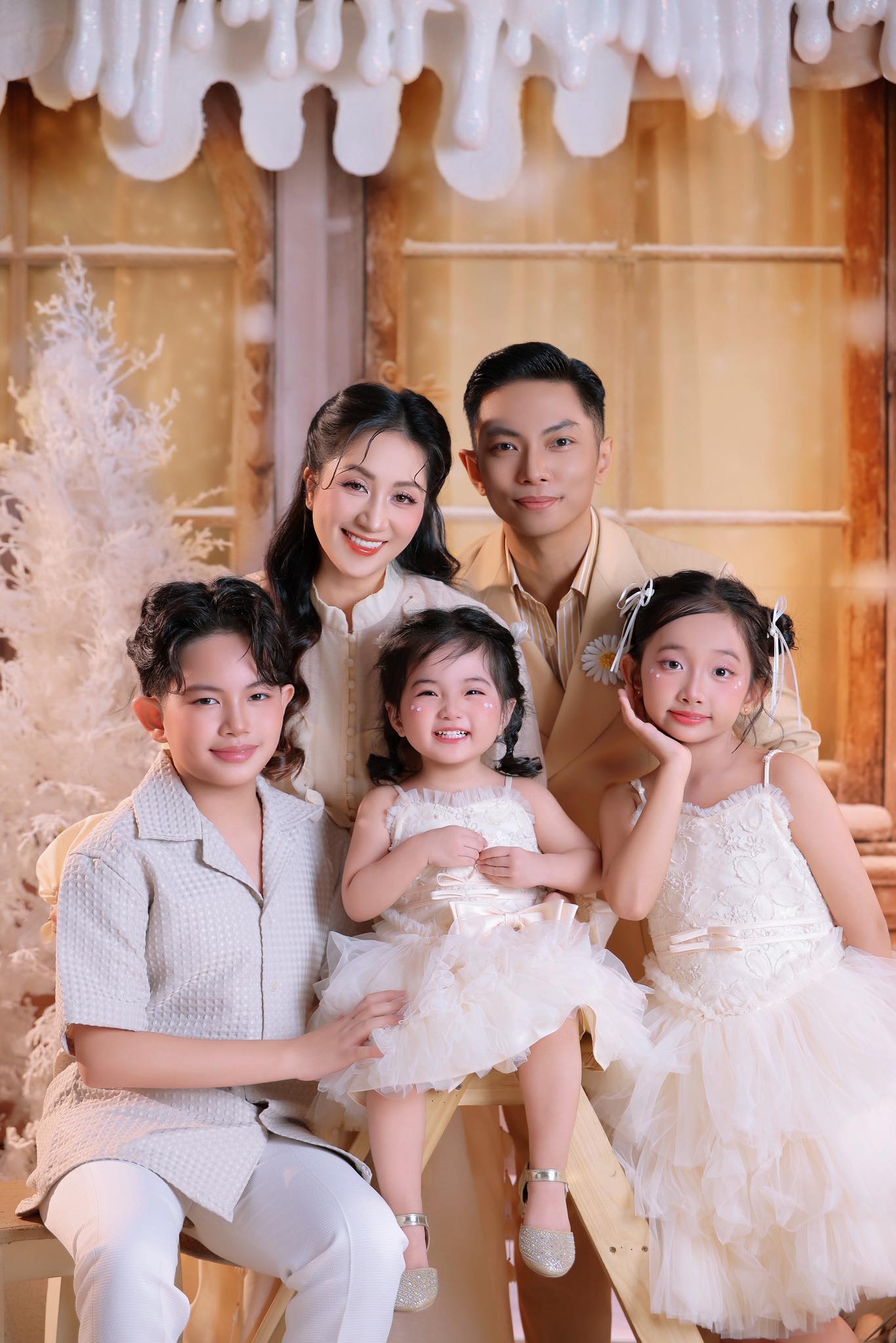 Hôn nhân của cặp cô trò nghệ sĩ: Vợ là viện trưởng hơn chồng 11 tuổi, chia tay nhiều lần vẫn quay lại- Ảnh 2. Hôn nhân của cặp cô trò nghệ sĩ: Vợ là viện trưởng hơn chồng 11 tuổi, chia tay nhiều lần vẫn quay lại- Ảnh 2.