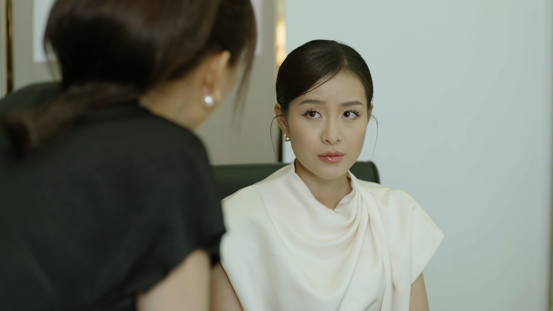 Xem phim Việt giờ vàng 20 năm mới thấy 1 bộ là đại tiệc visual: Nữ chính đẹp tê tái, có cả Kim Tae Hee Việt Nam- Ảnh 8. Xem phim Việt giờ vàng 20 năm mới thấy 1 bộ là đại tiệc visual: Nữ chính đẹp tê tái, có cả Kim Tae Hee Việt Nam- Ảnh 8.