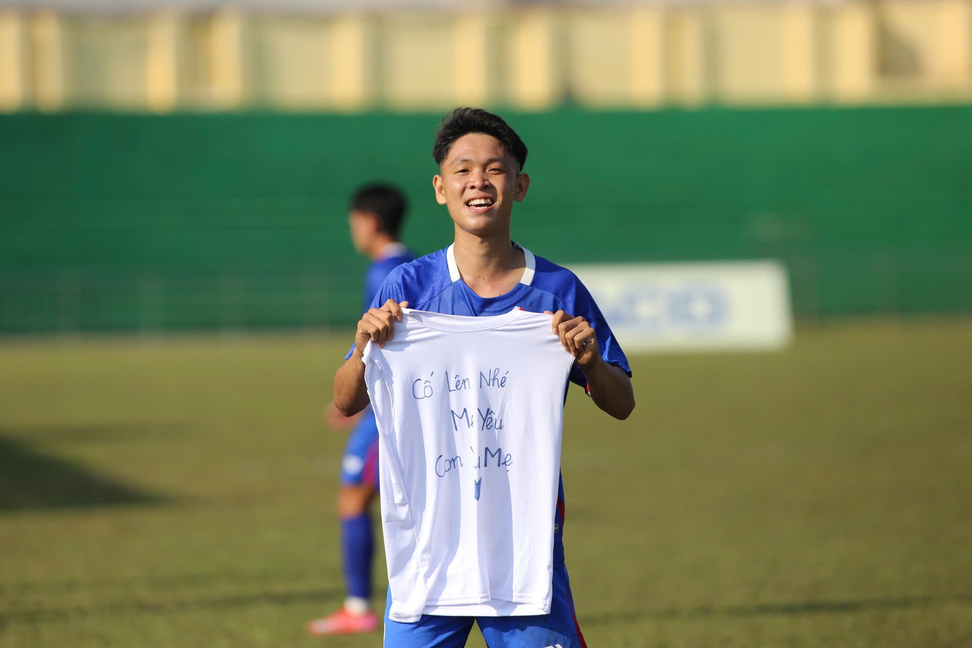 Cầu thủ nói lời xúc động tới người mẹ kính yêu, nhận quà trên sân Quân khu 5- Ảnh 2.