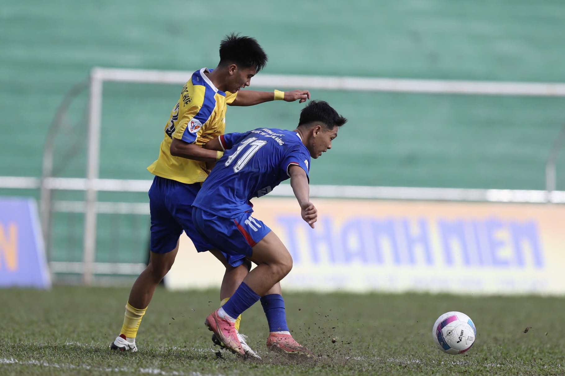 Cầu thủ nói lời xúc động tới người mẹ kính yêu, nhận quà trên sân Quân khu 5- Ảnh 4.