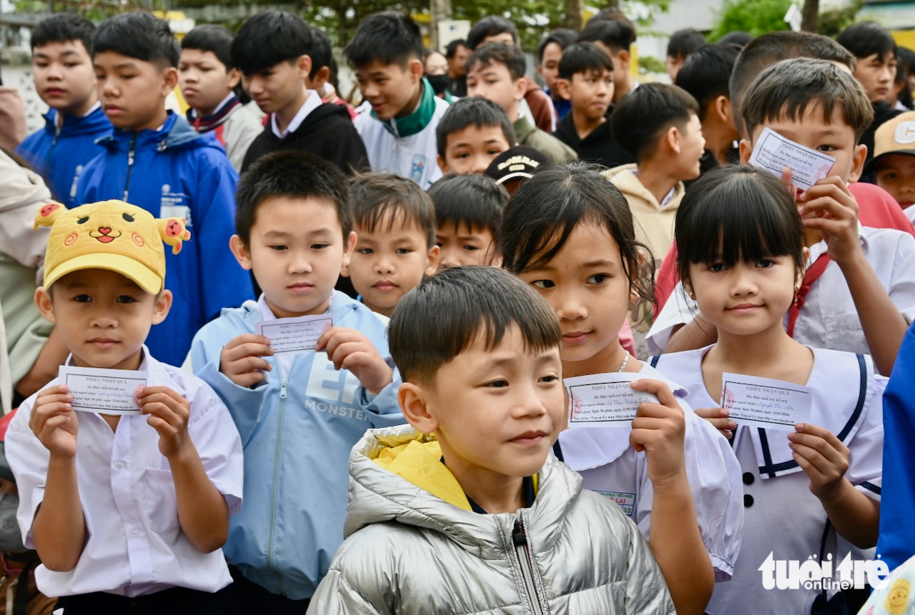 'Tết sẻ chia 2026' của báo Tuổi Trẻ: Mang hương xuân làm ấm áp vùng bị lũ dữ 2 quà Tết - Ảnh 3.