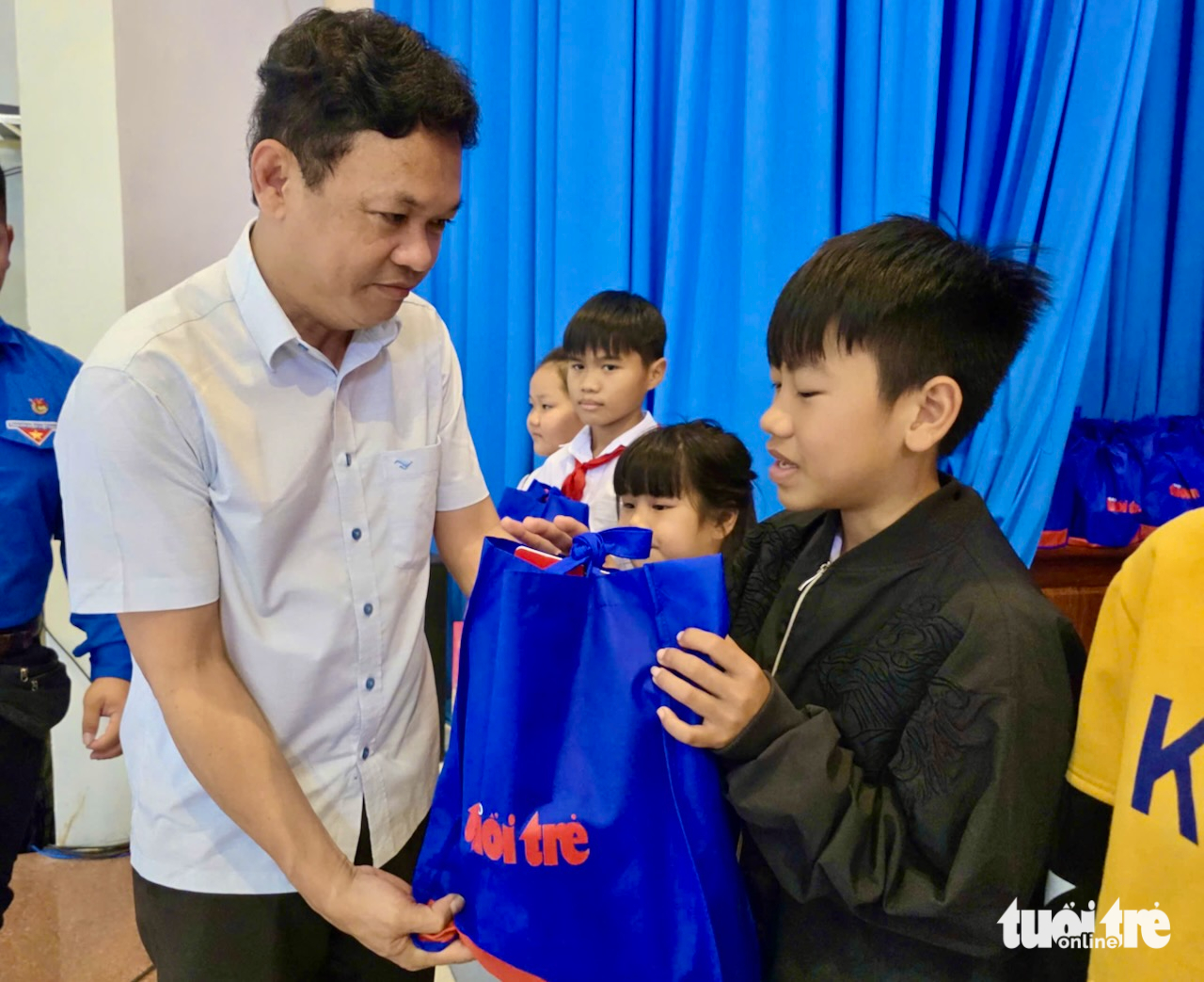 'Tết sẻ chia 2026' của báo Tuổi Trẻ: Mang hương xuân làm ấm áp vùng bị lũ dữ 4 quà Tết - Ảnh 4.