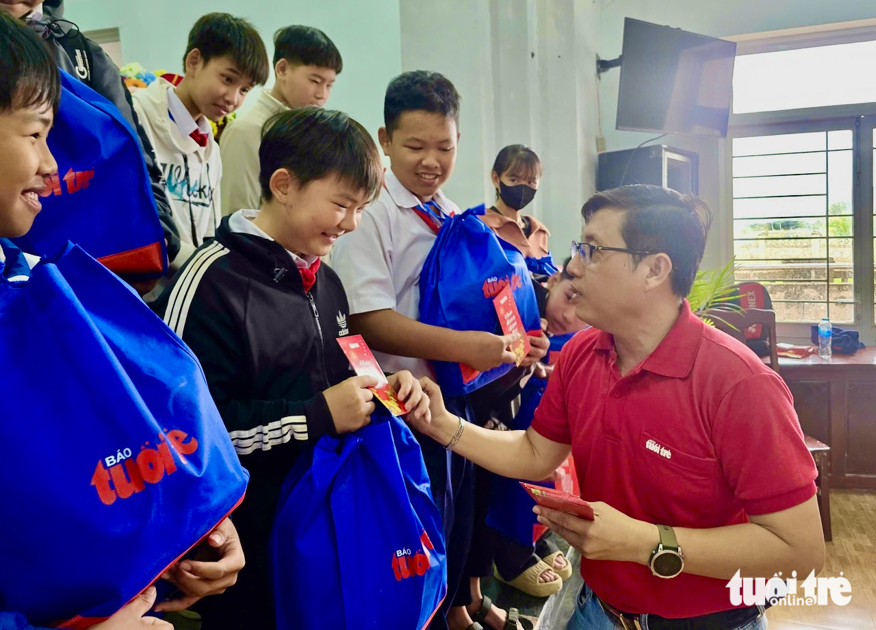 'Tết sẻ chia 2026' của báo Tuổi Trẻ: Mang hương xuân làm ấm áp vùng bị lũ dữ 5 'Tết sẻ chia 2026' của báo Tuổi Trẻ: Mang hương xuân làm ấm áp vùng bị lũ dữ - Ảnh 5.