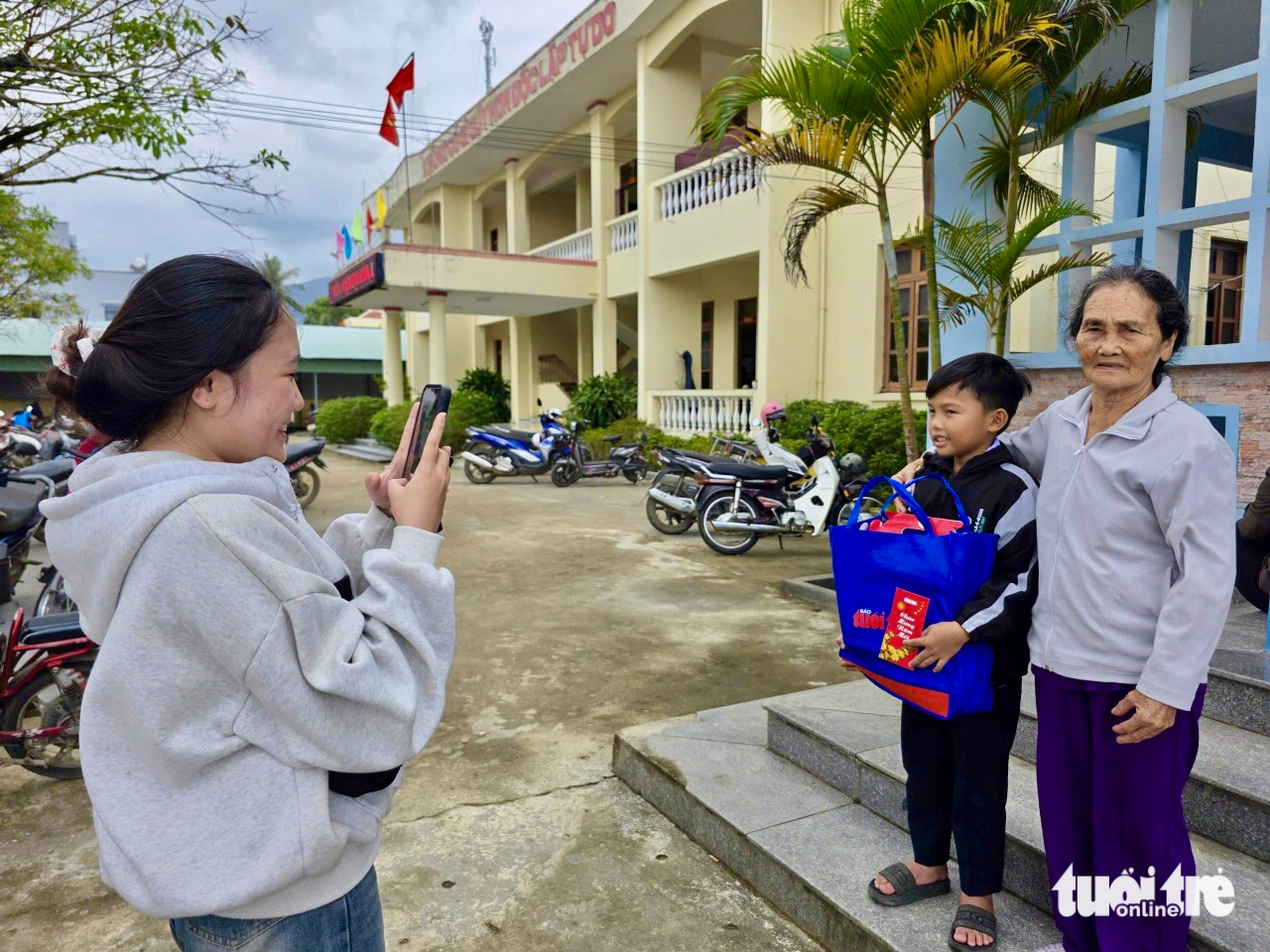 'Tết sẻ chia 2026' của báo Tuổi Trẻ: Mang hương xuân làm ấm áp vùng bị lũ dữ 6 'Tết sẻ chia 2026' của báo Tuổi Trẻ: Mang hương xuân làm ấm áp vùng bị lũ dữ - Ảnh 6.