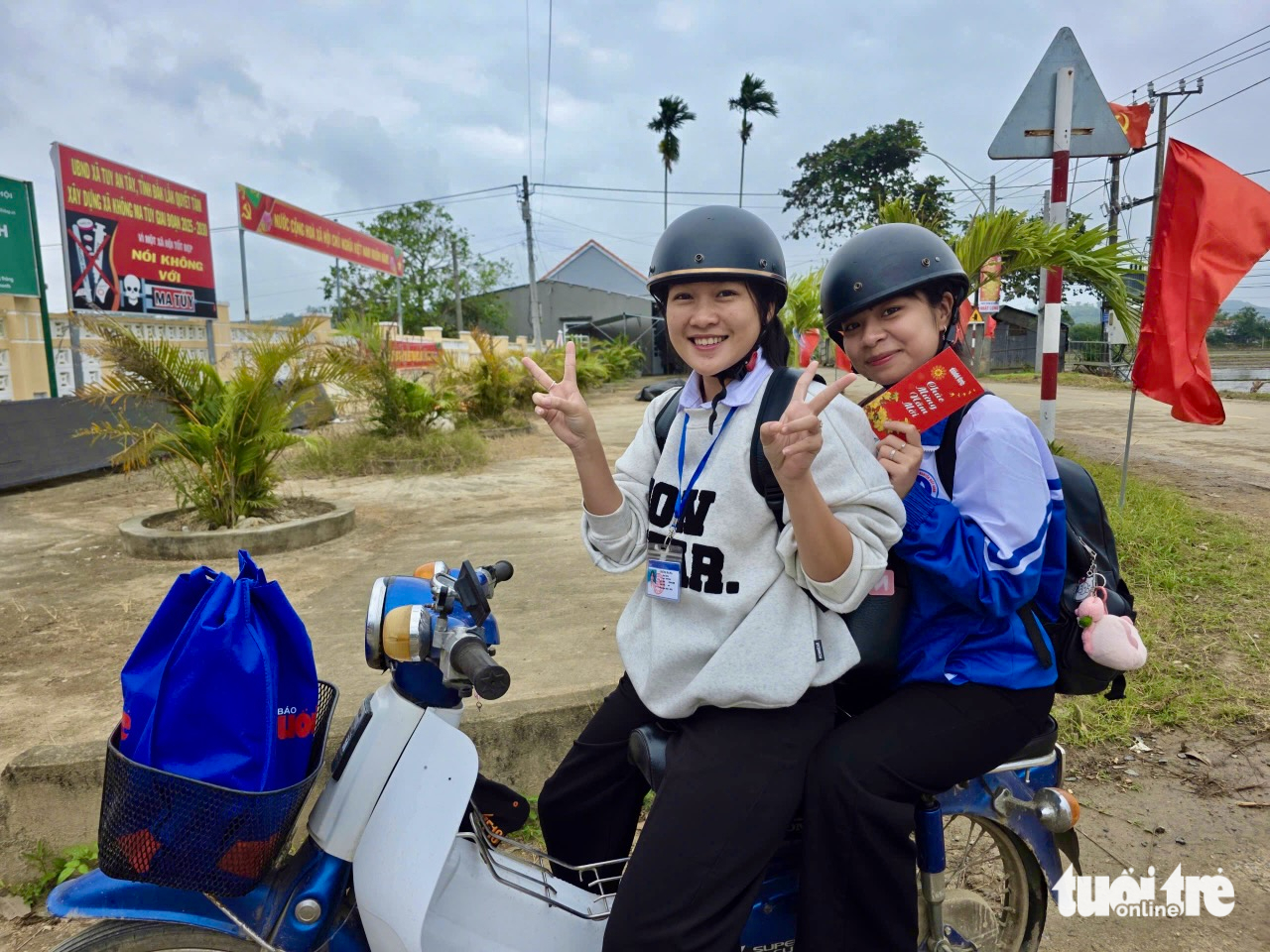 'Tết sẻ chia 2026' của báo Tuổi Trẻ: Mang hương xuân làm ấm áp vùng bị lũ dữ 8 quà Tết - Ảnh 9.