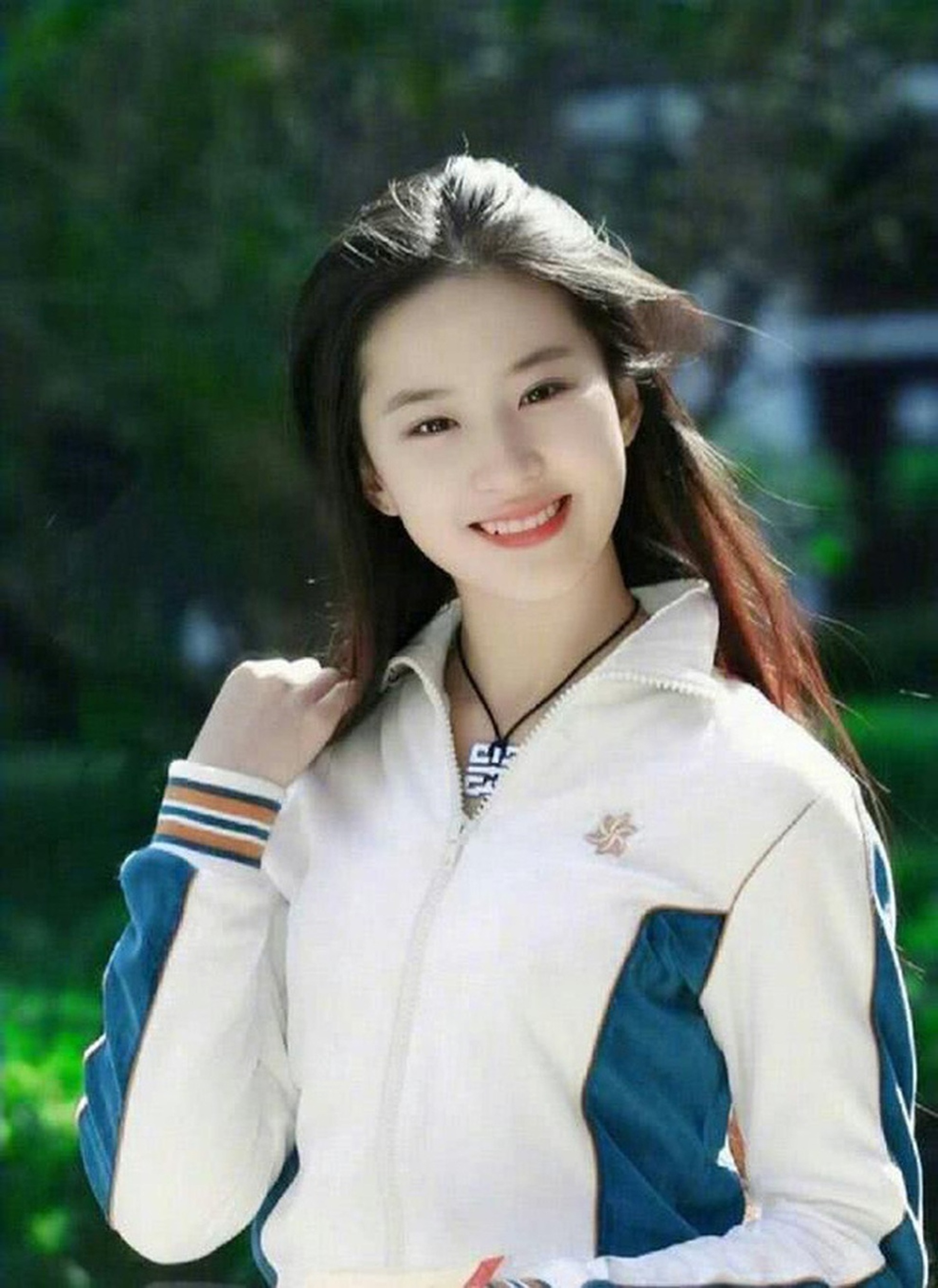 Vẻ trong trẻo của Lưu Diệc Phi tuổi 16 gây sốt, xứng danh mỹ nhân Hoa ngữ - 4 Vẻ trong trẻo của Lưu Diệc Phi tuổi 16 gây sốt, xứng danh mỹ nhân Hoa ngữ - 4