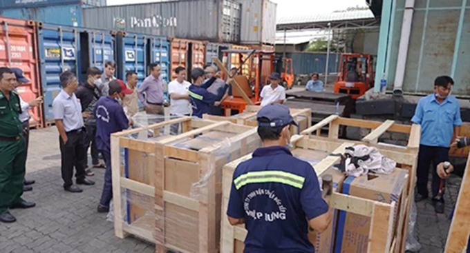 Hải quan phát hiện vụ buôn lậu thuốc lá trong container đi Australia. Ảnh: Hải quan