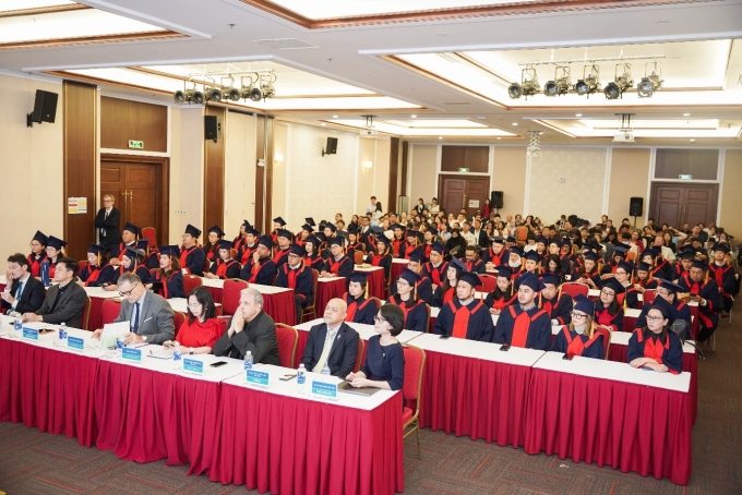 Lễ trao bằng tốt nghiệp quy tụ nhiều giáo sư, chuyên gia quốc tế hàng đầu về gây mê, giảm đau. Ảnh: Vinmec