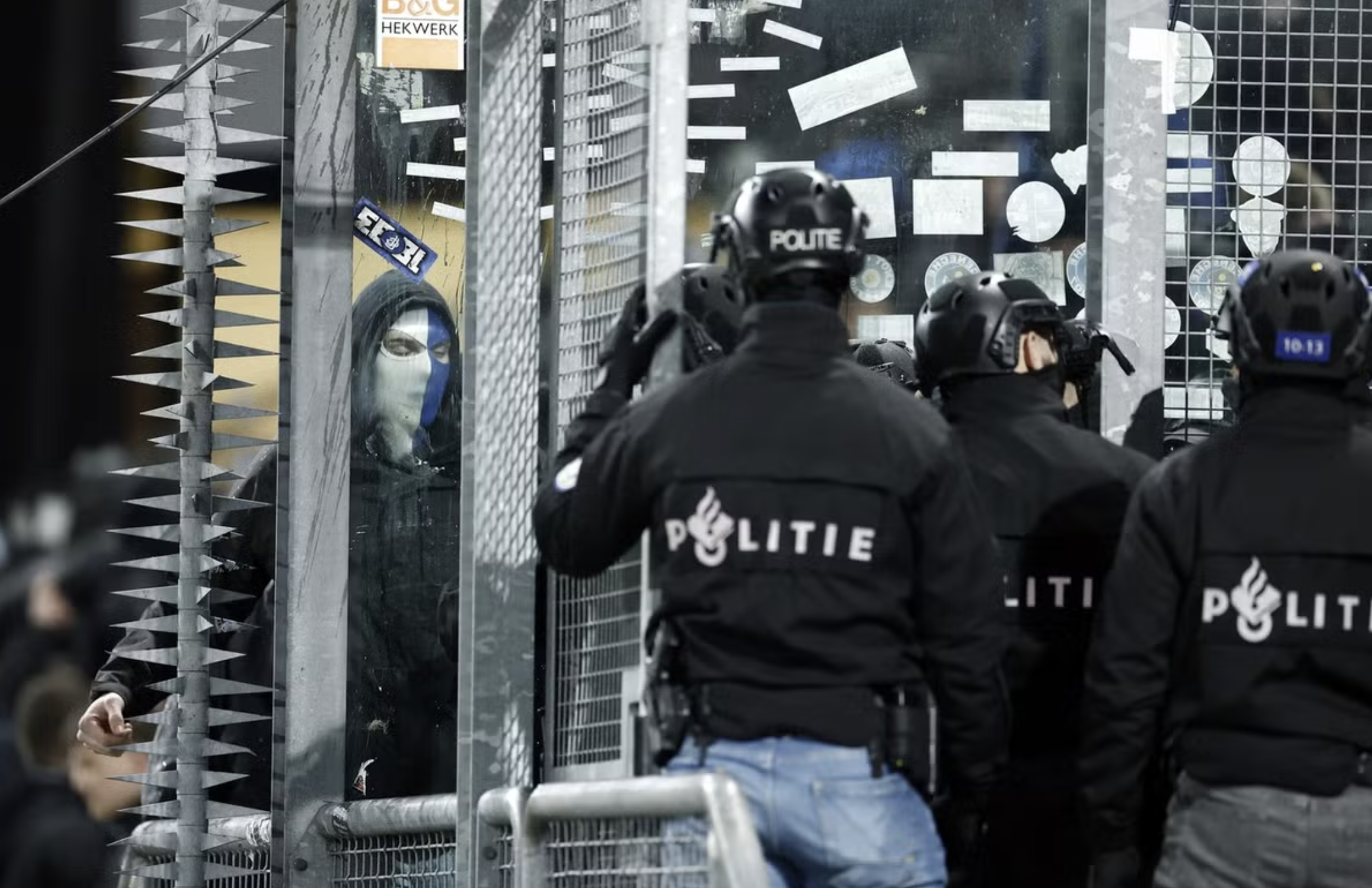 CĐV Bỉ tấn công cảnh sát, RC Genk thắng chủ nhà Utrecht ở Europa League 2 CĐV Bỉ tấn công cảnh sát, RC Genk thắng chủ nhà Utrecht ở Europa League - Ảnh 2.