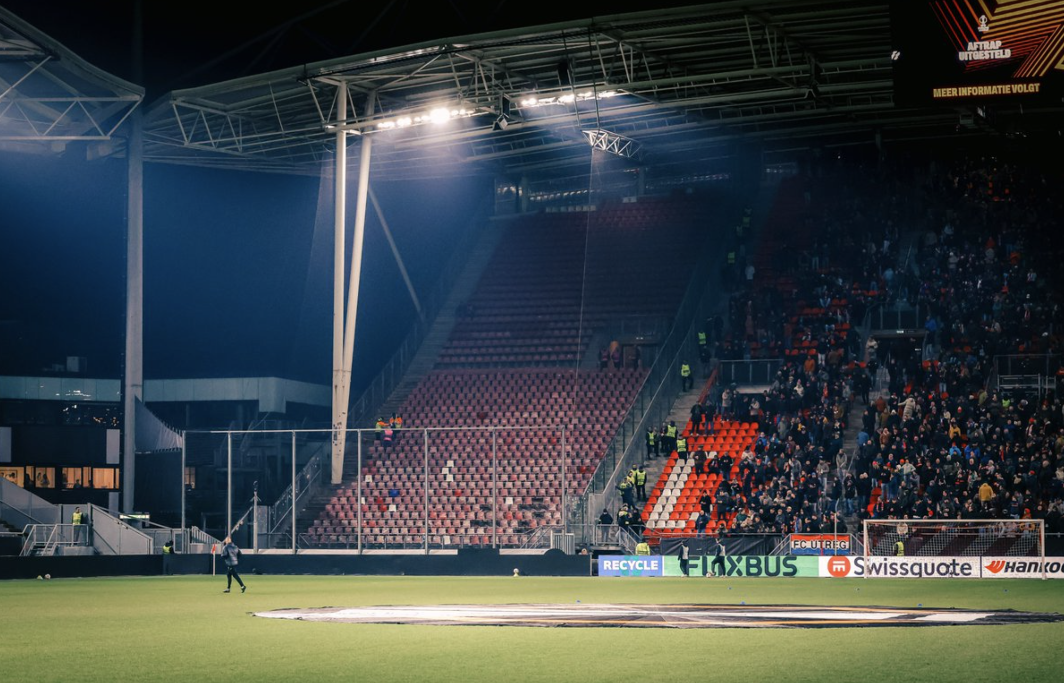 CĐV Bỉ tấn công cảnh sát, RC Genk thắng chủ nhà Utrecht ở Europa League 3 CĐV Bỉ tấn công cảnh sát, RC Genk thắng chủ nhà Utrecht ở Europa League - Ảnh 3.