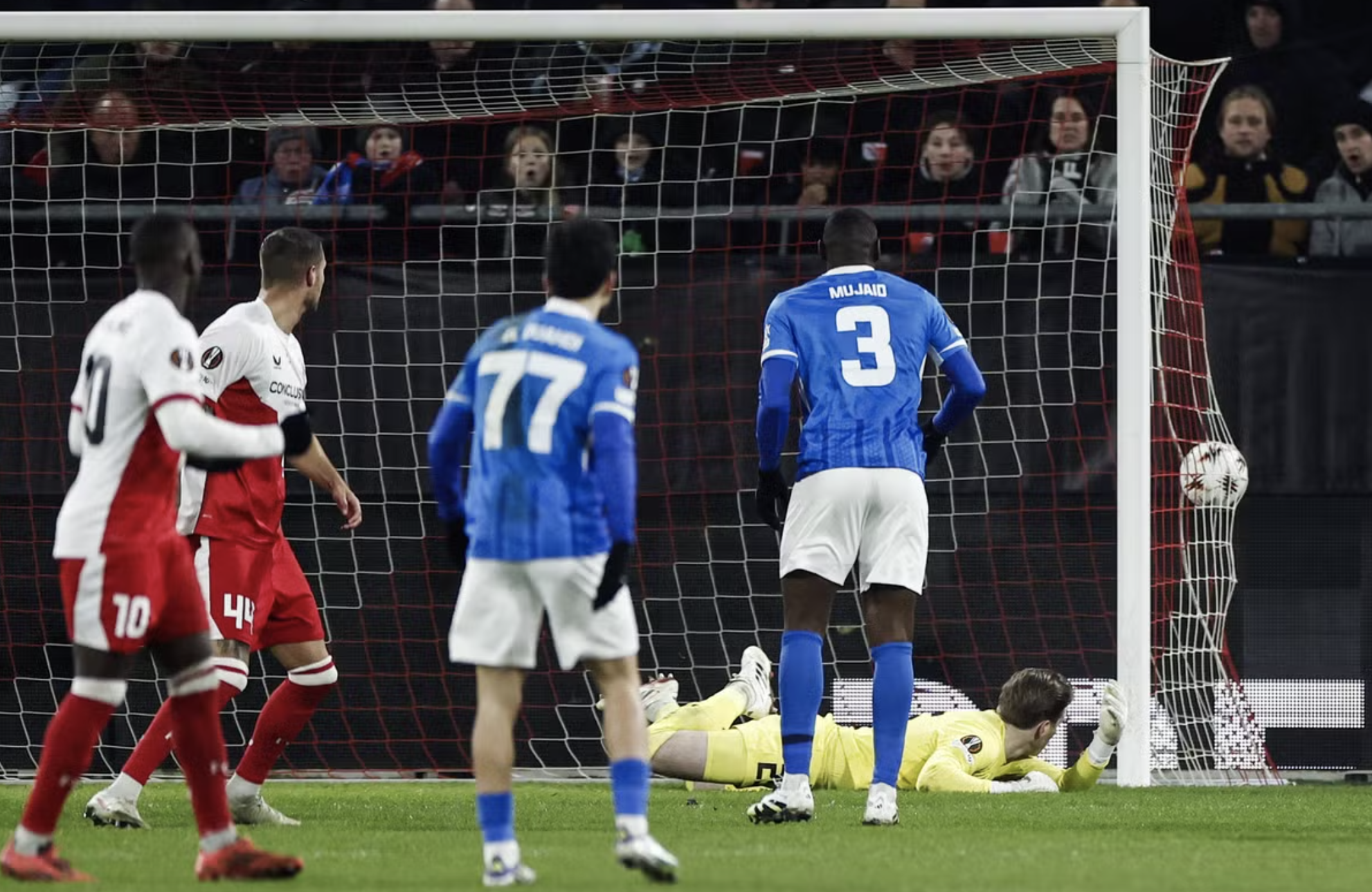 CĐV Bỉ tấn công cảnh sát, RC Genk thắng chủ nhà Utrecht ở Europa League 4 CĐV Bỉ tấn công cảnh sát, RC Genk thắng chủ nhà Utrecht ở Europa League - Ảnh 4.