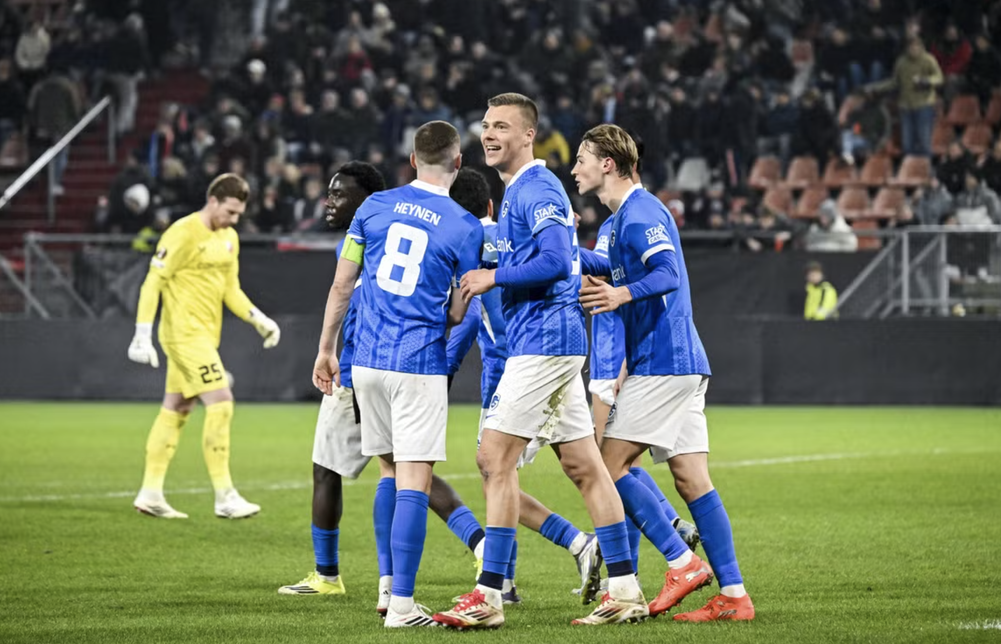 CĐV Bỉ tấn công cảnh sát, RC Genk thắng chủ nhà Utrecht ở Europa League 5 CĐV Bỉ tấn công cảnh sát, RC Genk thắng chủ nhà Utrecht ở Europa League - Ảnh 5.