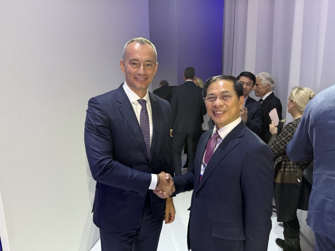 Phó thủ tướng Bùi Thanh Sơn gặp Đại diện cấp cao của Hội đồng Hòa bình, cựu đặc phái viên Liên Hợp Quốc về Trung Đông Nickolay Mladenov (trái) ngày 22/1. Ảnh: Bộ Ngoại giao