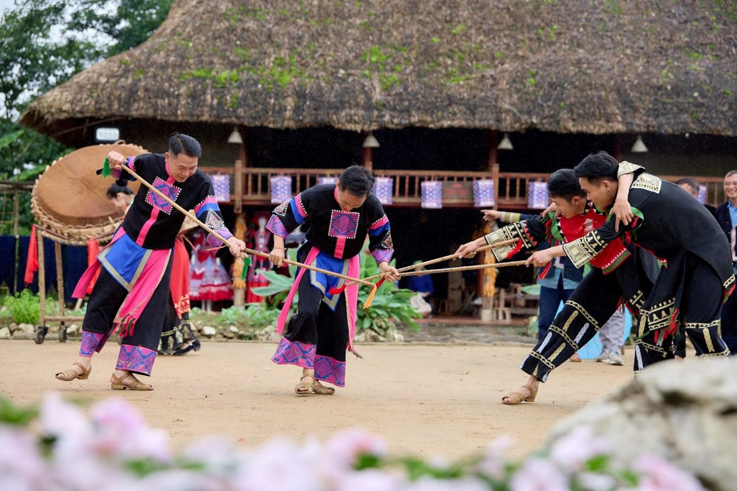 Khai xuân Mở Cổng trời, tận hưởng trọn vẹn sắc xuân Tây Bắc trên đỉnh Fansipan dịp năm mới 2 Bản Mây bừng sức sống với điệu múa, tiếng khèn và sắc phục đồng bào vùng cao. (Ảnh minh họa)