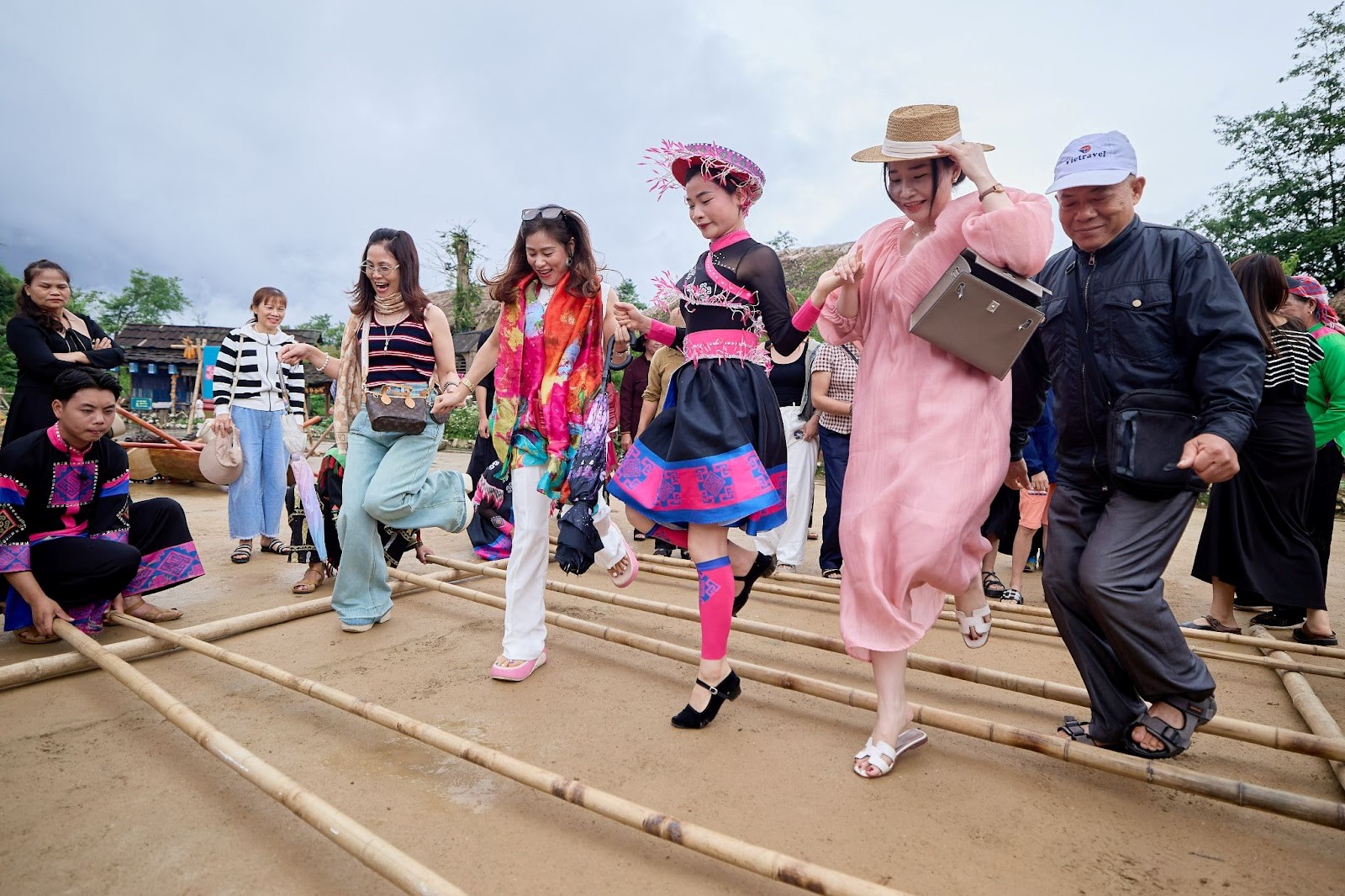 Khai xuân Mở Cổng trời, tận hưởng trọn vẹn sắc xuân Tây Bắc trên đỉnh Fansipan dịp năm mới 3 Du khách hào hứng tham gia trò chơi dân gian tại Bản Mây. (Ảnh minh họa)