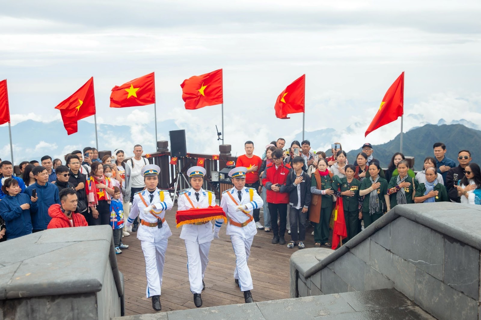 Khai xuân Mở Cổng trời, tận hưởng trọn vẹn sắc xuân Tây Bắc trên đỉnh Fansipan dịp năm mới 4 Nghi thức Thượng cờ trên đỉnh thiêng, khơi dậy niềm tự hào dân tộc dịp đầu xuân. (Ảnh minh họa)