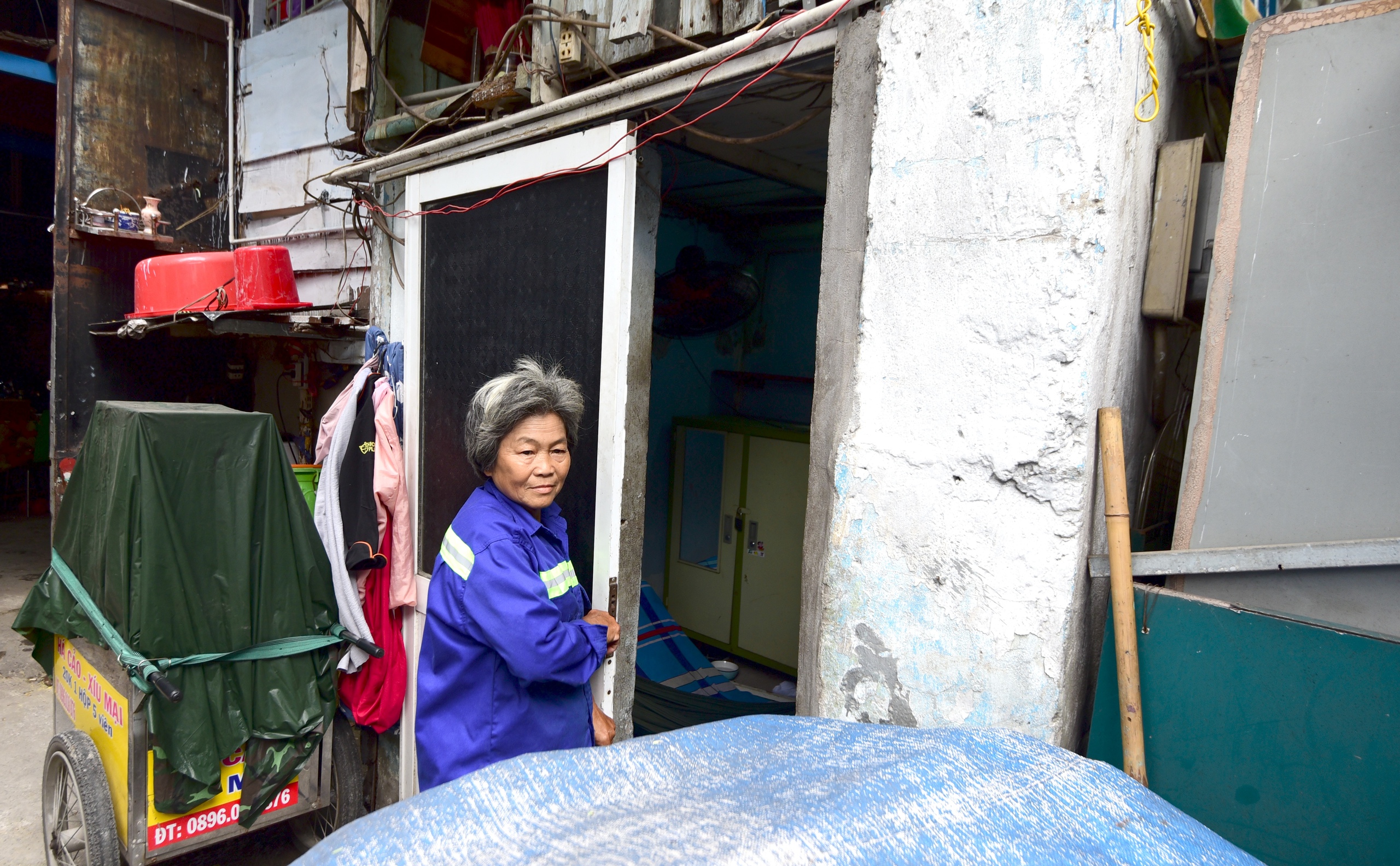 Đón xuân trong lành, thầm biết ơn những 'kiến thợ' thu gom rác - Ảnh 3.