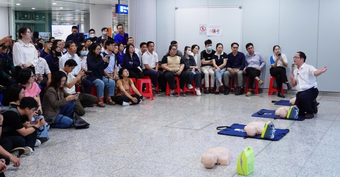 TS.BS Huỳnh Quang Đại, Phụ trách điều hành Khoa Hồi sức tích cực Chống độc Bệnh viện Nhân dân Gia Định hướng dẫn sơ cứu ngưng tim tại ga Metro. Ảnh: Minh Toàn