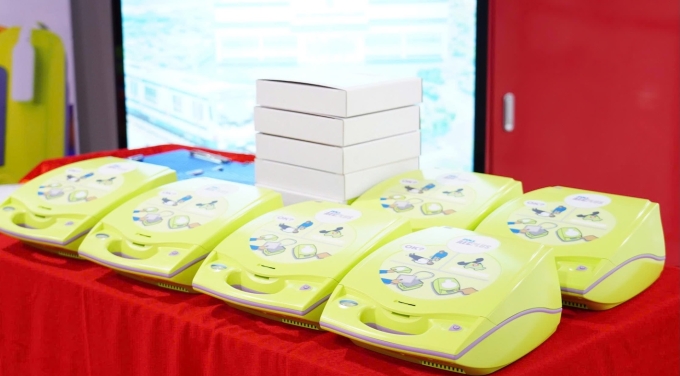 6 máy AED Bệnh viện Nhân dân Gia Định phối hợp nhà tài trợ trao tặng Công ty TNHH MTV Đường sắt Đô thị số 1 TP HCM (HURC1), đơn vị quản lý và vận hành tuyến Metro số 1 (Bến Thành - Suối Tiên). Ảnh: Minh Toàn