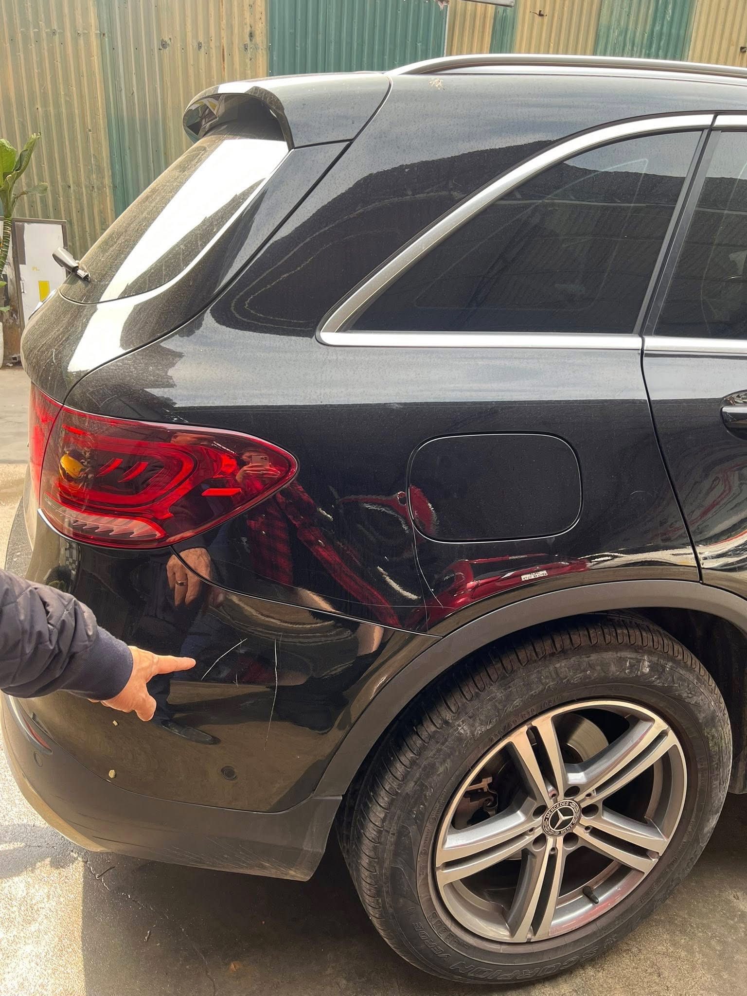 Công an vào cuộc vụ xe Mercedes bị cào xước, bẻ gương, đập kính khi đỗ trước một trung tâm tiếng Anh- Ảnh 2. Công an vào cuộc vụ xe Mercedes bị cào xước, bẻ gương, đập kính khi đỗ trước một trung tâm tiếng Anh- Ảnh 2.