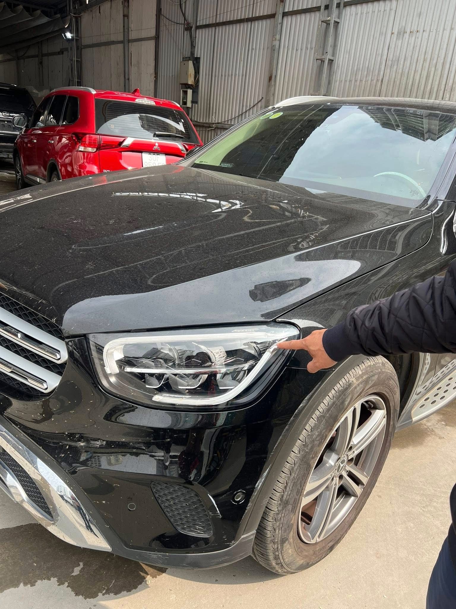 Công an vào cuộc vụ xe Mercedes bị cào xước, bẻ gương, đập kính khi đỗ trước một trung tâm tiếng Anh- Ảnh 3. Công an vào cuộc vụ xe Mercedes bị cào xước, bẻ gương, đập kính khi đỗ trước một trung tâm tiếng Anh- Ảnh 3.