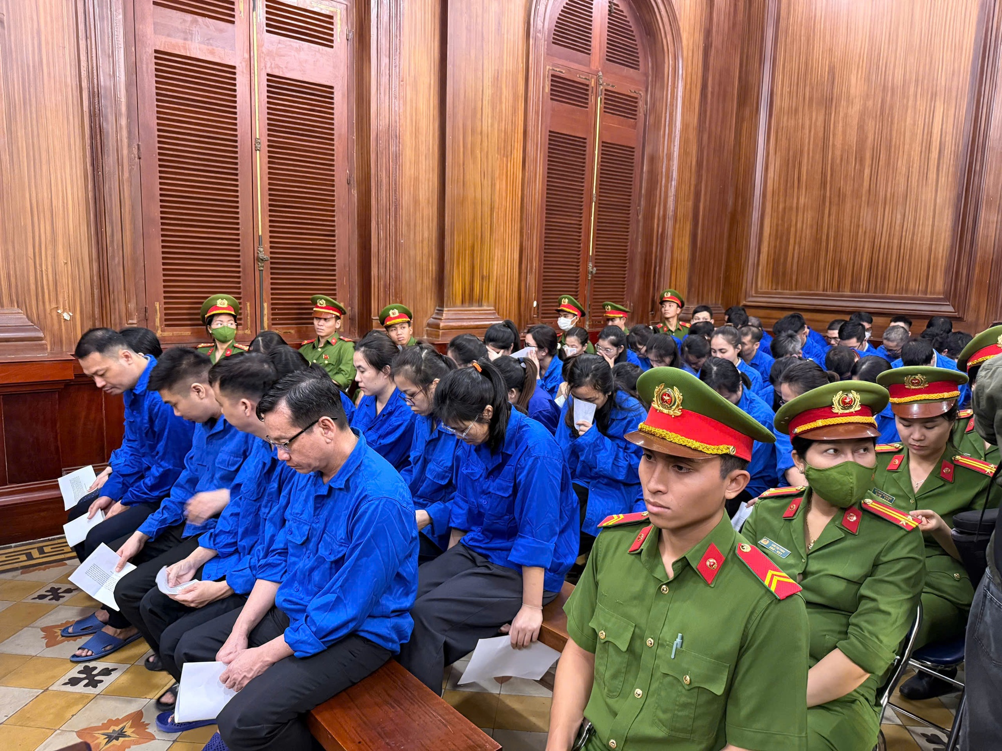 100 bị cáo làm giả hơn 220.000 phiếu kiểm nghiệm thực phẩm đối diện mức án nào?- Ảnh 2. 100 bị cáo làm giả hơn 220.000 phiếu kiểm nghiệm thực phẩm đối diện mức án nào?- Ảnh 2.