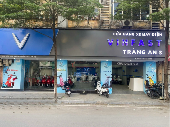 Cửa hàng xe máy điện VinFast Tràng An trên phố Tôn Đức Thắng, Hà Nội. Ảnh: Tuấn Vũ