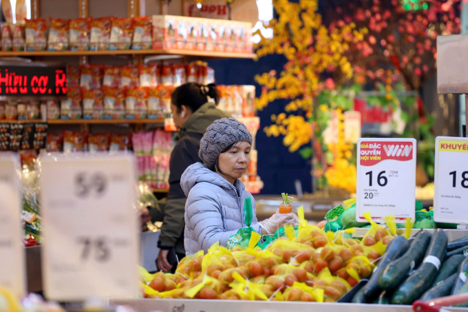 Khách hàng mua sắm tại siêu thị WinMart. Ảnh: WinCommerce