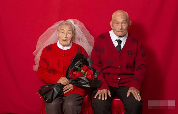 Cụ Viên và vợ mặc đồ đôi chụp ảnh kỷ niệm. Ảnh: Sina