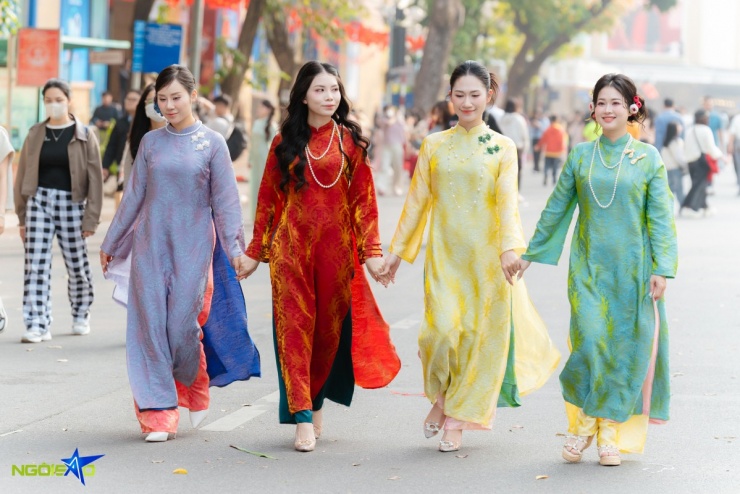 'Chị đẹp, em xinh' chen chân chụp ảnh áo dài Tết ở hồ Hoàn Kiếm - 3