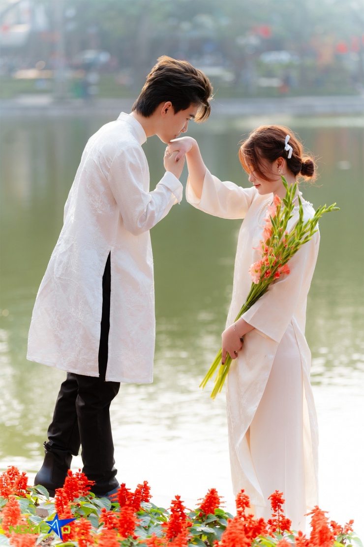 'Chị đẹp, em xinh' chen chân chụp ảnh áo dài Tết ở hồ Hoàn Kiếm - 13