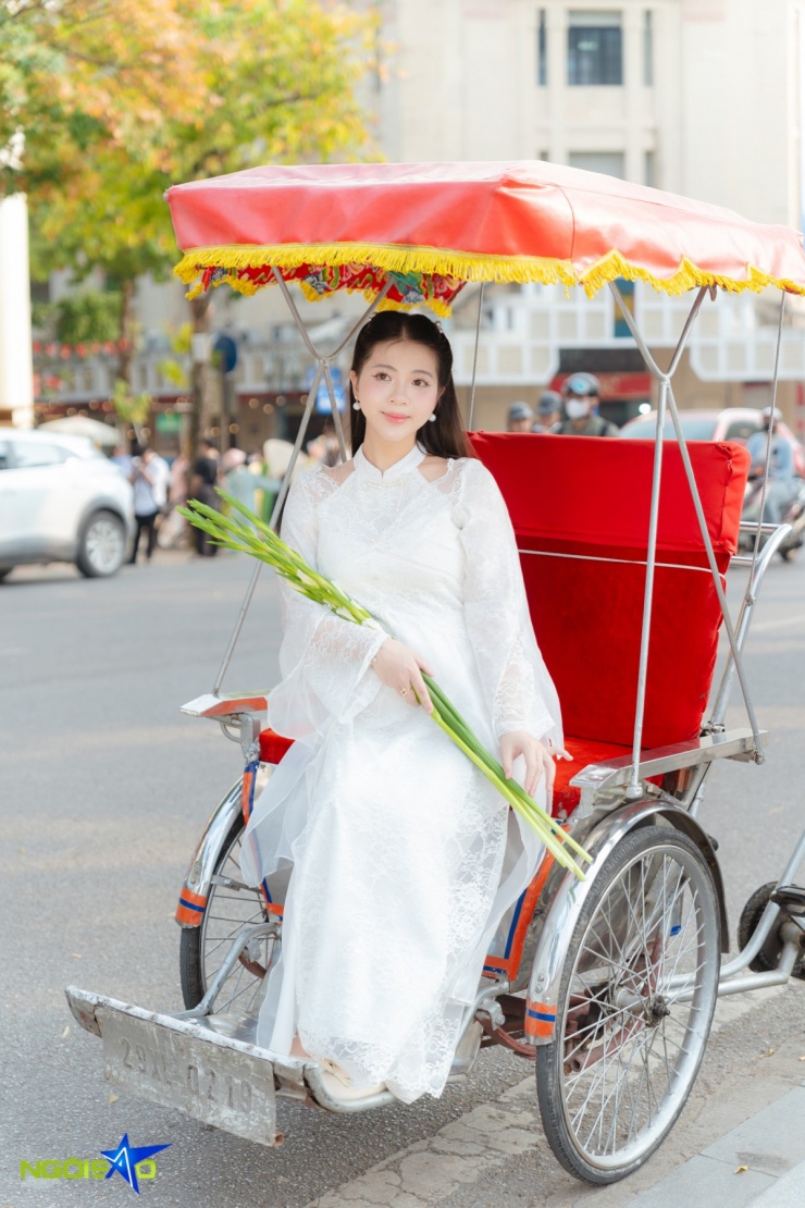 'Chị đẹp, em xinh' chen chân chụp ảnh áo dài Tết ở hồ Hoàn Kiếm - 12