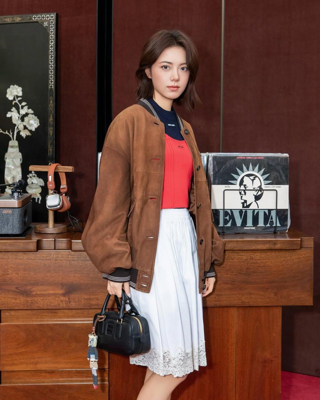 Những mẫu áo khoác sang trọng và đa năng nhất cho mùa xuân 7 Năm mẫu áo khoác đa năng cho mùa xuân - Ảnh 7.