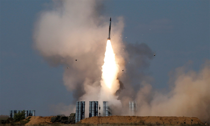 Tên lửa rời bệ phóng thuộc tổ hợp S-300 trong diễn tập tại Astrakhan, Nga tháng 8/2017. Ảnh: Reuters