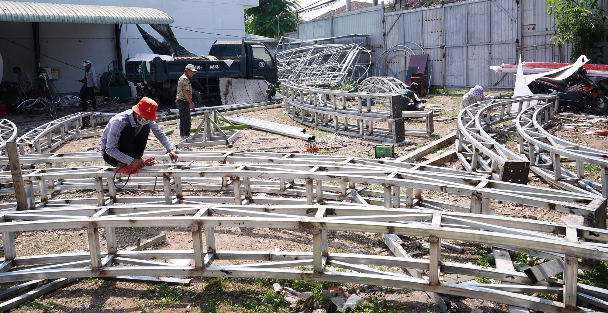 Lộ diện những linh vật ngựa đầu tiên của đường hoa Nguyễn Huệ Tết Bính Ngọ 2026- Ảnh 3.