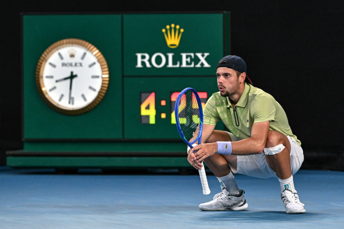 Arthur Gea mệt lả sau khi tan trận thua Wawrinka ở vòng 2 Australia Mở rộng 2026 ngày 22/1/2026.