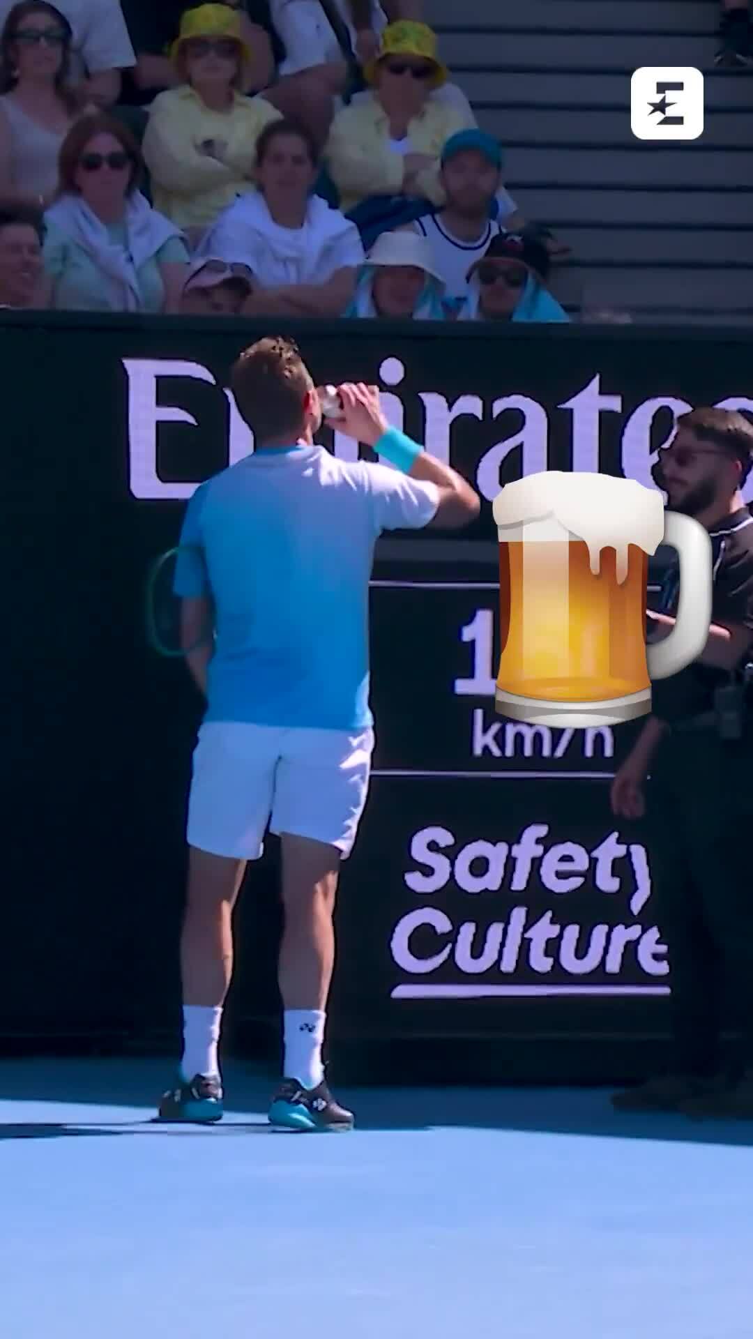 Wawrinka nhặt lon bia để khuấy động khán giả