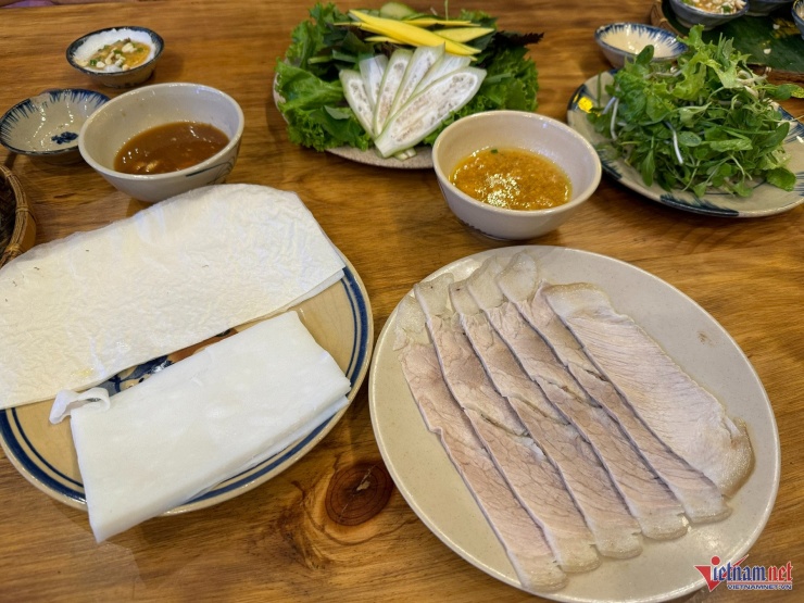 Tiền đạo Lê Phát mê 2 món đặc sản công thức mẹ nấu mỗi lần về nhà 4 Bánh tráng cuốn thịt heo - món đặc sản bình dị của người dân miền Trung. Ảnh: Thảo Trinh