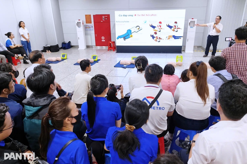 Sẵn sàng xử lý tình huống khẩn cấp, ngừng tim đột ngột tại Metro số 1 - 2