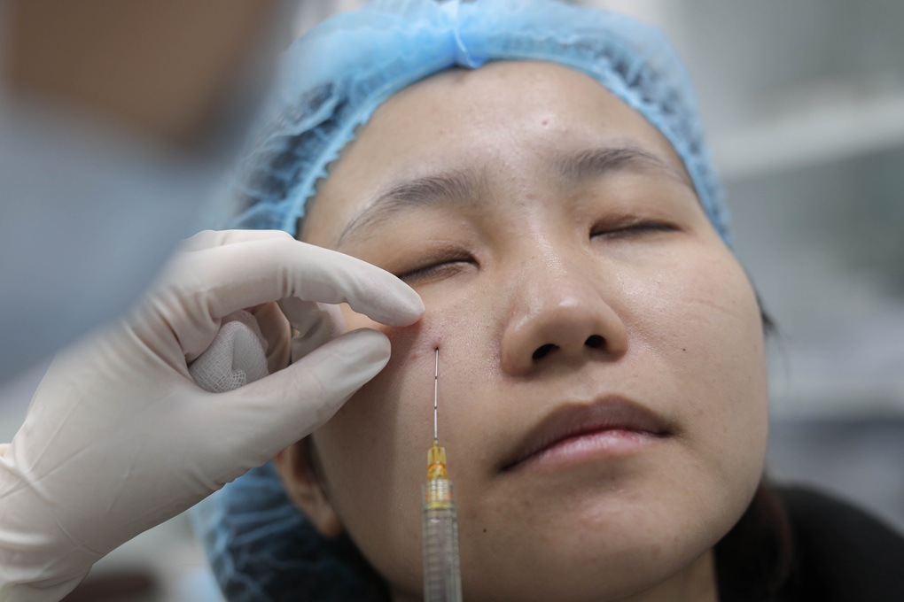 Khách làm đẹp xếp hàng từ sáng sớm, bác sĩ làm việc xuyên trưa - 2