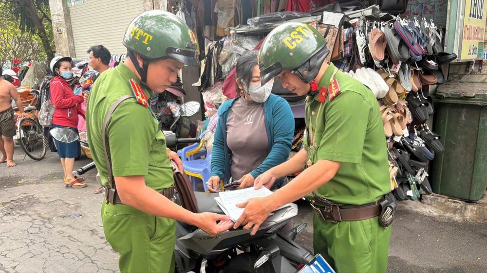 cong-an-phuong-dong-hung-thuan-xu-ly-hang-loat-bai-xe-xoa-quang-cao-ban (11).jpg